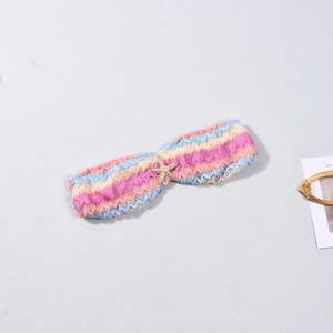 Détail d'un bandeau en maille colorée à motif ondulé avec un accessoire étoile de mer