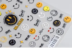 Makroaufnahme von 5D-Nagelstickern mit Smileys, Relief-Textur und urbanen Schriftzügen