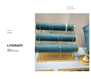 Détail du présentoir à bijoux à trois niveaux en velours bleu paon et métal doré mat