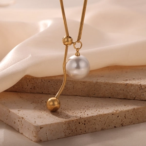 Elegante vergoldete Schlangenkette mit glänzender Perle und goldenen Perlenanhängern