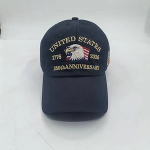 Detalle del bordado de águila y bandera de EE. UU. en gorra de algodón azul marino