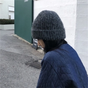Berretto in maglia di lana grigio scuro minimalista da donna per calore invernale