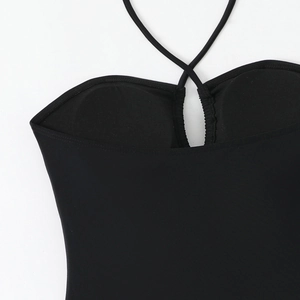 Détail d'un maillot de bain licou noir avec coussinets et fines bretelles croisées
