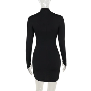 Vue arrière d'une mini robe noire moulante avec couture élégante et manches longues