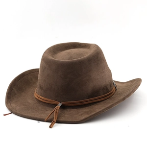 Détail d'un chapeau de cowboy en daim marron avec cordon tressé et boucle métallique