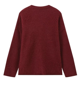 Détail arrière du pull en tricot rouge foncé montrant la texture mohair et les bords-côtes