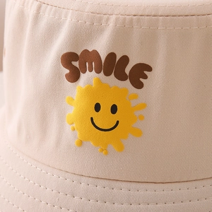 Chapeau bob beige pour enfant avec imprimé sourire jaune et détail texte SMILE