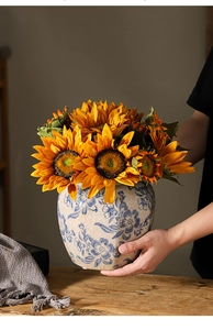 Detailaufnahme einer antiken Keramikvase mit Craquelé-Glasur und Handmalerei