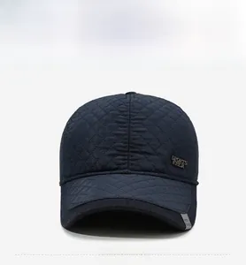 Detailansicht der dunkelblauen Stepp-Basecap mit Rautenmuster und metallischem Sport-Logo