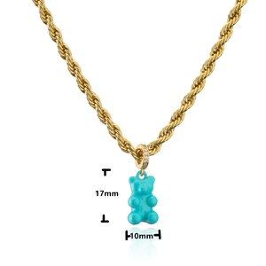 18k vergoldete Kordelkette mit türkisfarbenem Bärenanhänger 17x10mm Detailansicht
