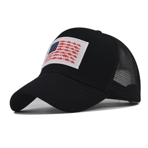 Cappellino trucker nero con ricamo bandiera americana e pesci con rete posteriore