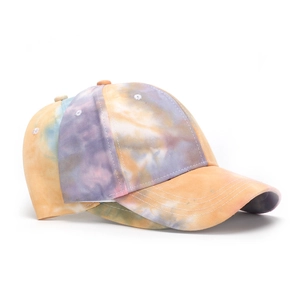 Dettaglio del cappello da baseball tie-dye colorato con visiera curva e design a 6 pannelli