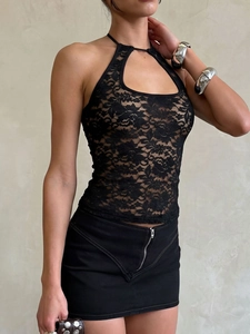 Haut licou en dentelle noire avec motifs floraux et dos nu pour une mode estivale chic