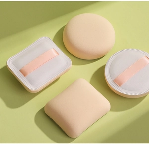 Detailansicht von vier beige-rosa Marshmallow-Make-up-Schwämmen in runder Form