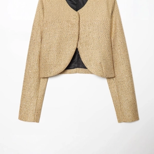 Giacca corta chic in tweed dorato con fibre metalliche scintillanti e chiusura a bottone singolo