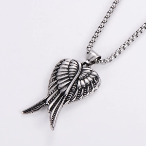 Détail du collier pendentif cœur ailes d'ange en argent avec texture rétro punk ciselée