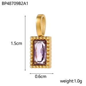 Macro d'un pendentif rectangulaire doré avec pierre de zircon violette, 1,5 cm x 0,6 cm