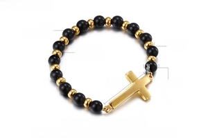 Détail du bracelet à perles avec pendentif croix plaqué or 18K et perles noires