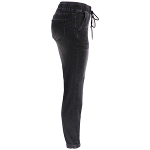 Détail du jogging en jean noir pour femme avec taille élastique à cordon et bas resserrés