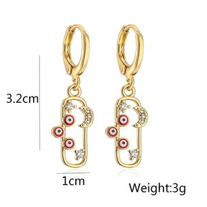 Detailansicht der goldenen Evil-Eye-Ohrringe mit Maßen 3,2cm Höhe und 3g Gewicht