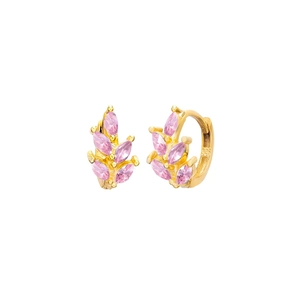 Détail macro de boucles d'oreilles feuilles avec pierres roses et poinçon S925