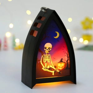 Lanterna nera di Halloween con teschio e zucca dotata di calda illuminazione LED