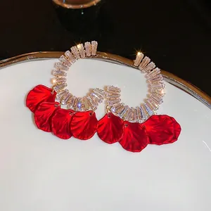 Boucles d'oreilles C en zircon vintage avec pétales de velours rouge sur plateau blanc