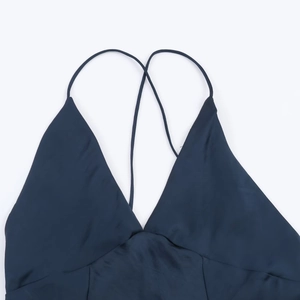 Robe longue en satin bleu foncé avec col en V et élégantes bretelles croisées dans le dos