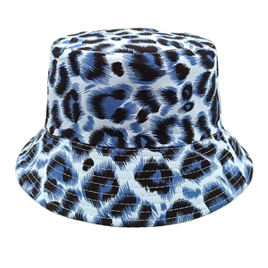 Dettaglio cappello alla pescatora blu leopardato con cuciture rinforzate sulla tesa