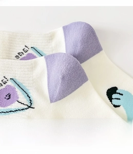 Détail du talon violet renforcé sur des chaussettes de sport en coton blanc tricoté