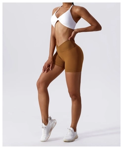 Detail der High-Waist-Yoga-Shorts mit V-förmigem Überkreuzbund für die Bauchkontrolle