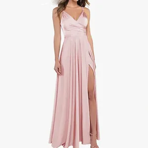 Détails d'une robe de soirée en satin rose avec plis à la taille et fente haute sexy