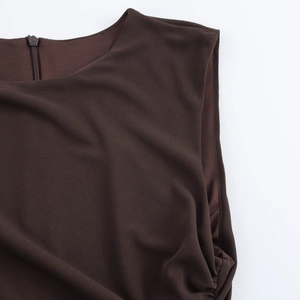 Detailansicht des Rundhalsausschnitts und Reißverschlusses am ärmellosen Kleid in Kaffee