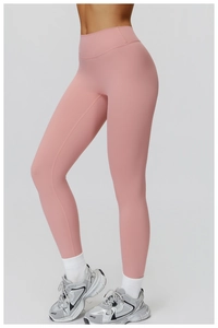Vue latérale de leggings de yoga roses à taille haute avec chaussettes blanches et baskets