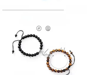 Détail de perles en œil de tigre 8mm et fermoir magnétique en cœur sur bracelets de couple