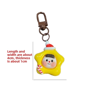 Porte-clés étoile de Noël mignon avec bonnet rouge et sucre d'orge, taille 4x1cm