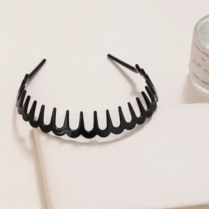 Black wavy acetate headband with non-slip teeth for women, displayed on a sleek stand