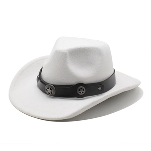 Détail d'un chapeau de cowboy blanc avec ruban en cuir noir et boucles étoiles argent