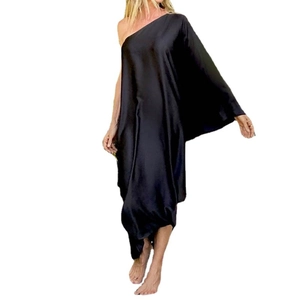 Elegantes schwarzes One-Shoulder-Maxikleid mit seidigem Finish und fließendem Stil
