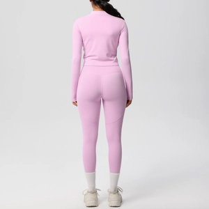 Vue arrière d'un ensemble de yoga rose clair avec haut à manches longues et legging taille haute