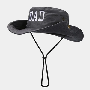 Détail de la broderie DAD sur un chapeau de soleil gris foncé avec cordon réglable