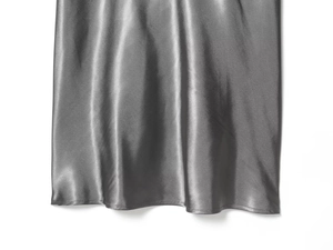 Vue détaillée de la robe midi en satin argenté montrant la texture lisse de la soie