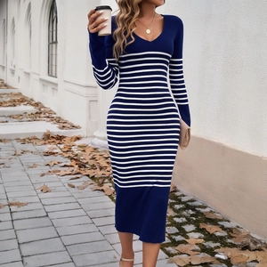 Robe midi en maille ajustée à col en V avec rayures bleues et blanches pour l'automne