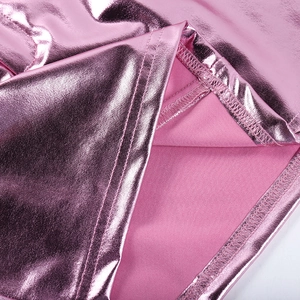 Dettaglio della gonna rosa metallizzata che mostra la doppia cucitura e la trama del tessuto