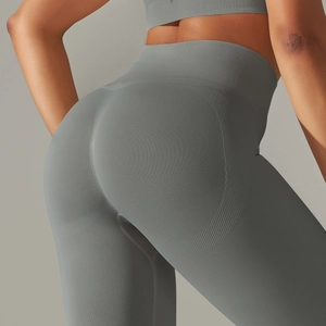 Détail du legging de yoga gris avec maille côtelée et couture effet push-up fessier