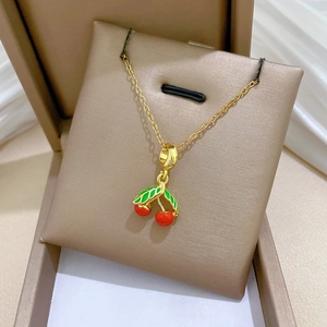 Collier cerise doré élégant avec cristaux rouges dans un coffret cadeau beige