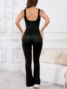 Combinaison de yoga noire dos nu avec ourlet fendu évasé pour le sport et le fitness
