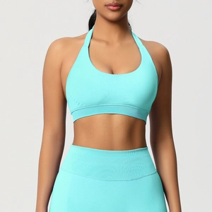 Détail de la texture en maille côtelée sans couture sur cet ensemble de yoga bleu clair