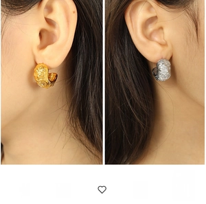 Detailed comparison of textured C-shape hoop earrings in polished gold and silver finishes