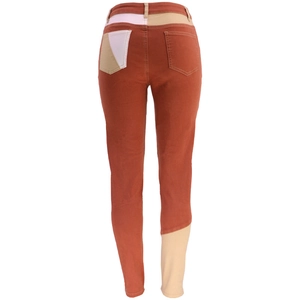 Vista posteriore dei jeans a vita alta a gamba larga con patchwork rosso mattone e beige
